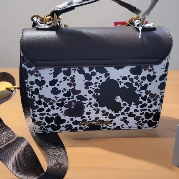 Betsy Johnson NwT Stylish Black and Gold Women's Bag - Picture 3 of 8